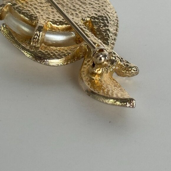 Sarah Coventry Faux Pearl Brooch Pin Baroque Vintage Gold-Tone White Flower Leaf - Picture 2 of 14